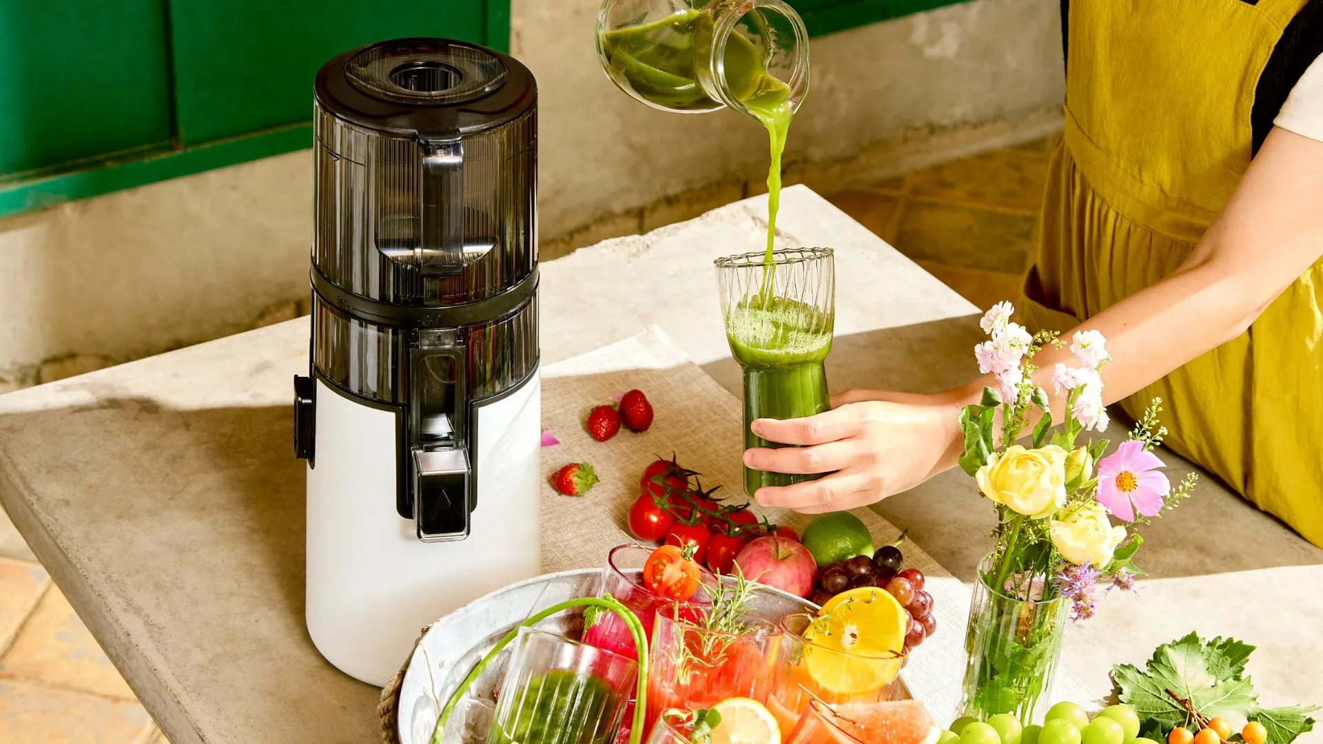 Złoty sok z kurkumy i imbiru wyciskany wyciskarką wolnoobrotową Hurom