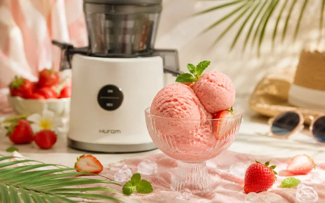 Kremowy sorbet z mrożonych truskawek zrobiony w wyciskarce Hurom
