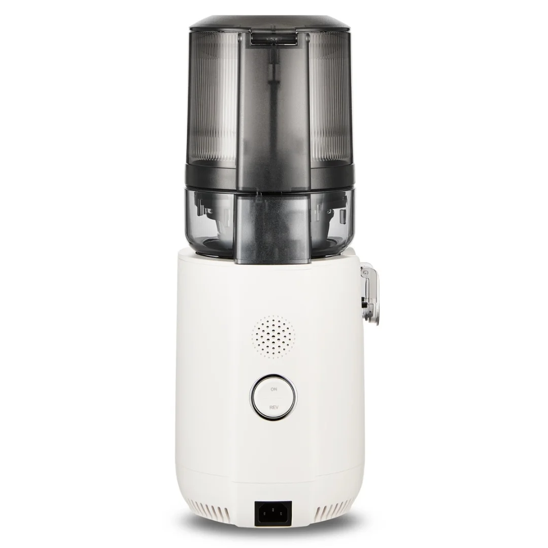 Wyciskarka wolnoobrotowa Hurom E50ST w nowoczesnej kuchni – aranżacja lifestyle z owocami i sokiem