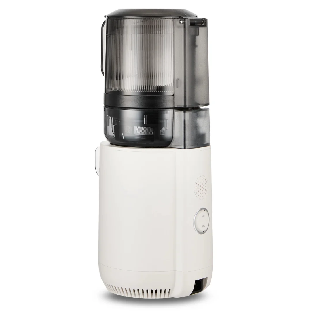 Hurom E50ST w lifestylowej scenerii kuchennej – świeże owoce i gotowy sok w szklance