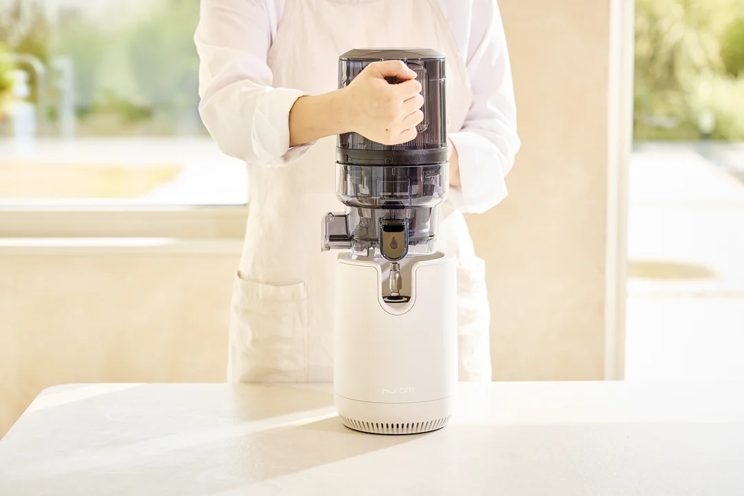 Hurom E50ST w jasnej kuchni – przygotowanie świeżego soku metodą slow juicing