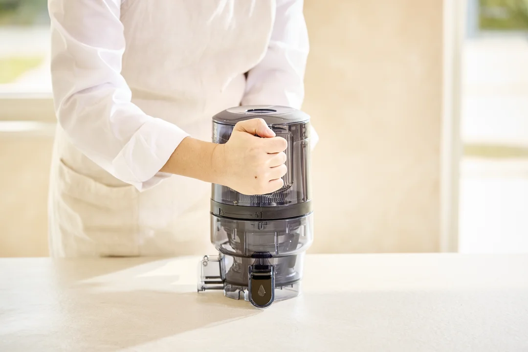 Lifestyle zdjęcie wyciskarki Hurom E50ST – urządzenie w codziennym użytkowaniu