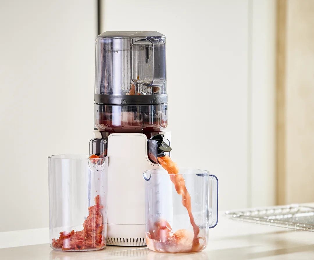 Wyciskanie soku w domu – Hurom E50ST w naturalnej scenerii kuchennej