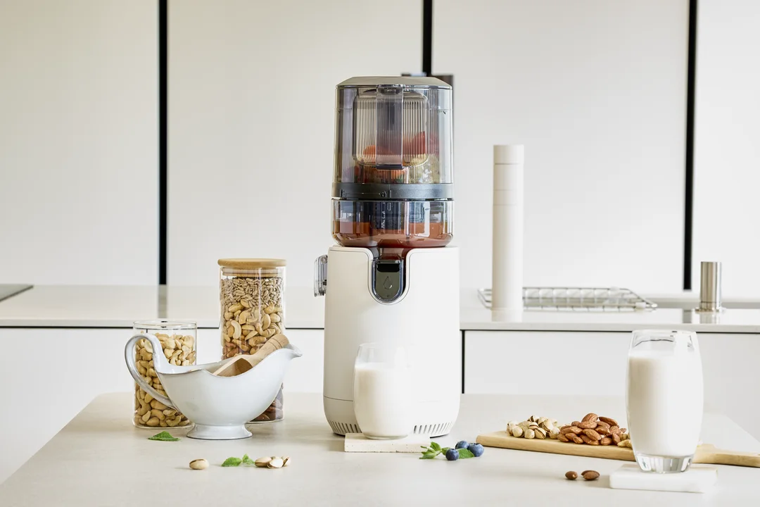 Hurom E50ST w otoczeniu zielonych warzyw – inspiracja na zielony sok cold press