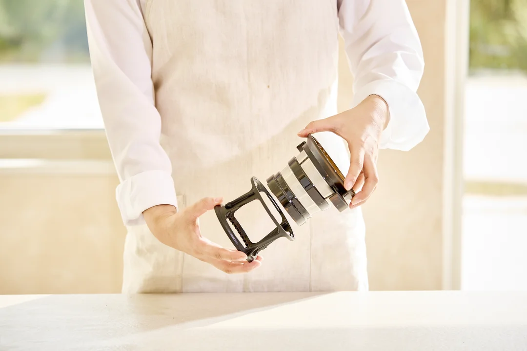 Hurom E50ST i poranny sok – lifestylowa aranżacja kuchni ze świeżymi owocami