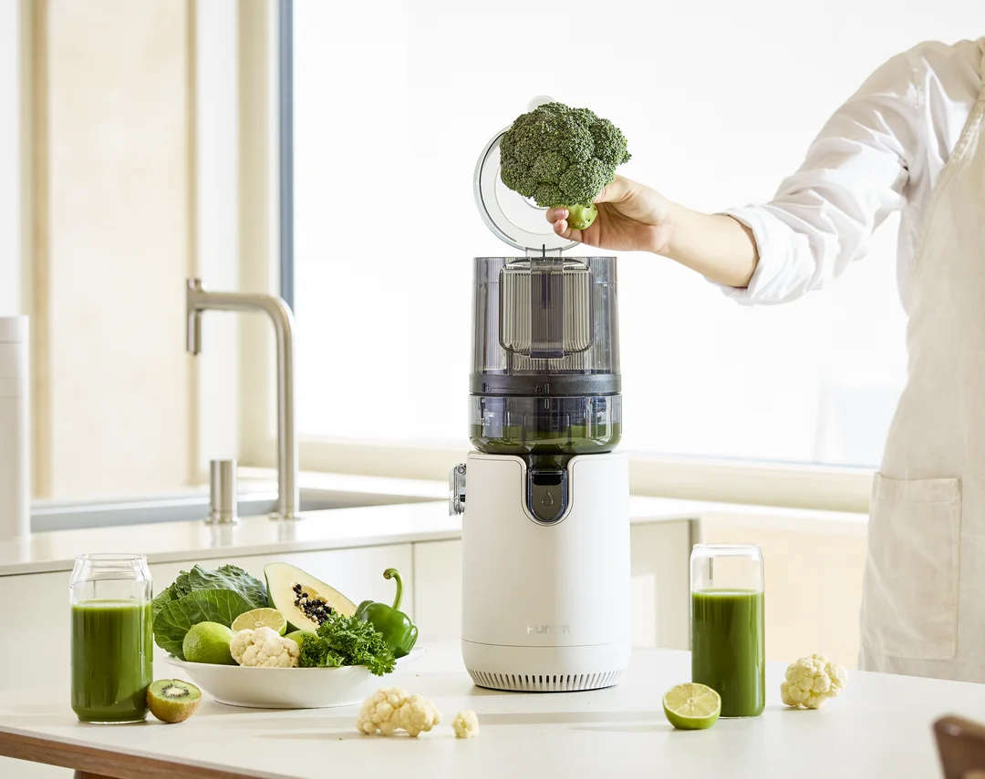 Hurom E50ST w otoczeniu soków – inspiracja na domowe napoje cold press