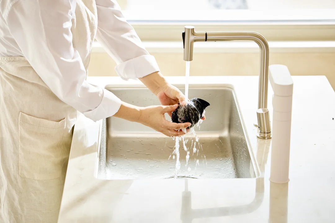 Wyciskarka Hurom E50ST w nowoczesnej kuchni – przygotowanie soku owocowego w domu