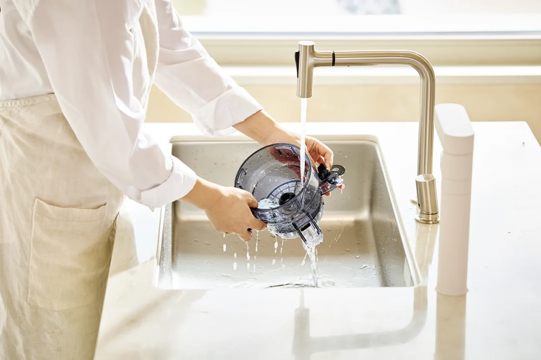 Hurom E50ST w aranżacji z warzywami liściastymi – inspiracja na zielony sok cold press