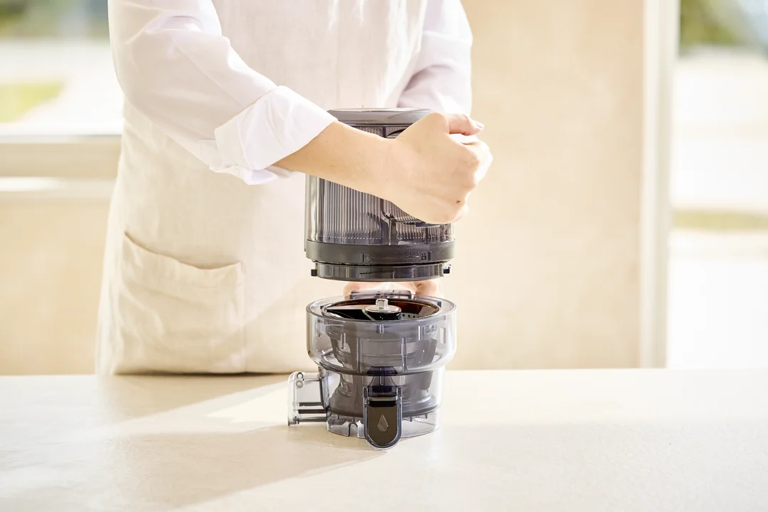 Hurom E50ST w lifestylowej kuchni – estetyka wyciskarki i gotowy sok na stole