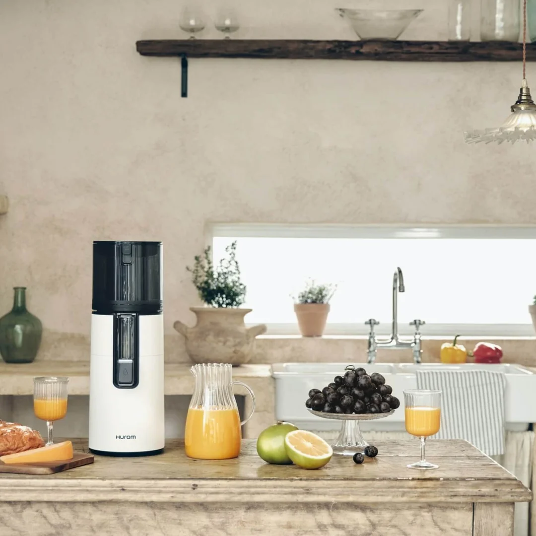 Hurom H400 w aranżacji z jabłkami – domowy sok jabłkowy w stylu lifestyle