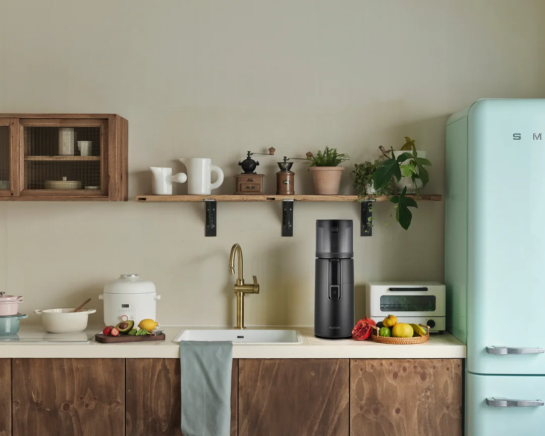 Wyciskarka wolnoobrotowa Hurom H400 – lifestyle zdjęcie z gotowym sokiem