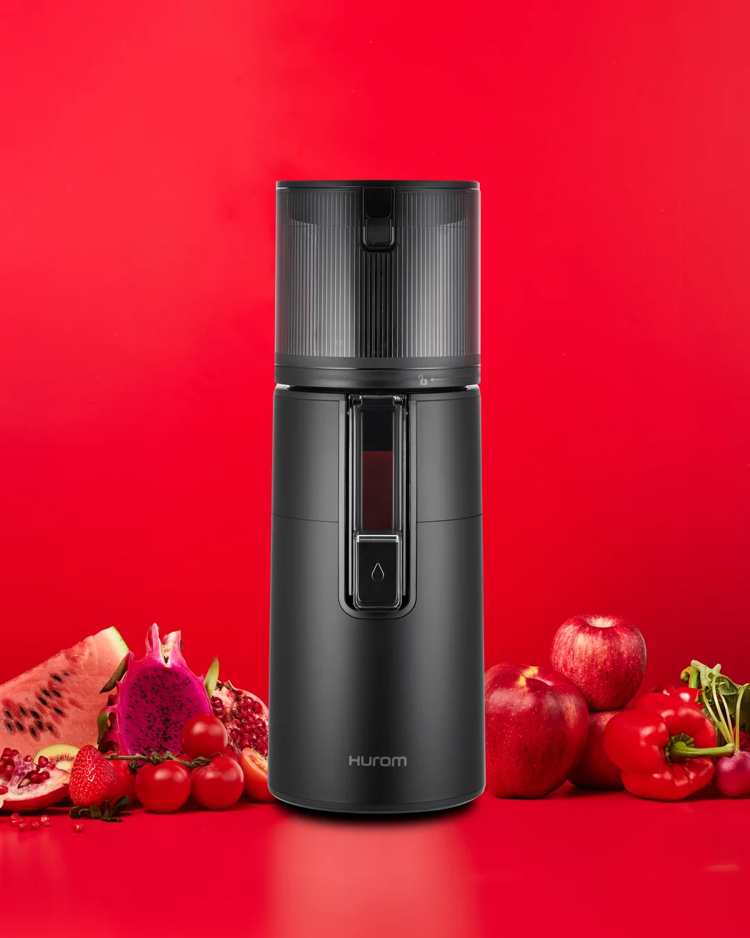 Hurom H400 w lifestylowej kuchni – estetyka wyciskarki i gotowy sok na stole