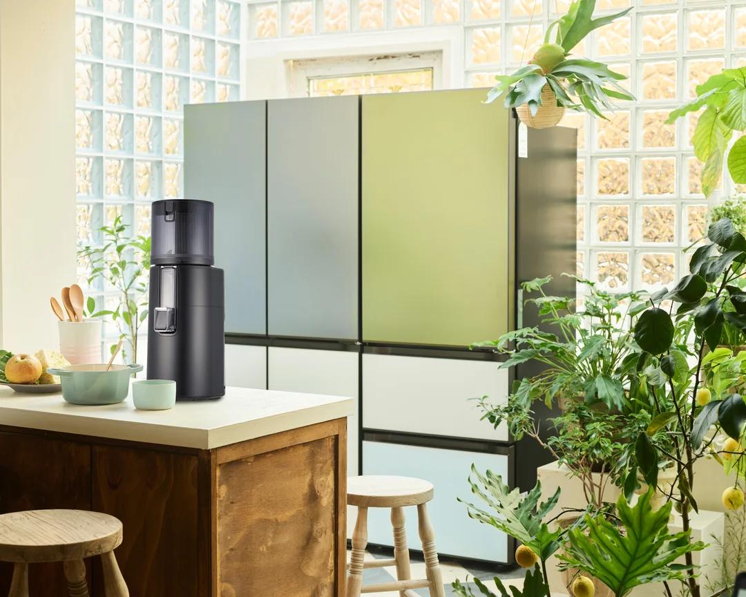 Wyciskarka Hurom H400 w otoczeniu owoców – inspiracja na sok z jabłek i cytrusów