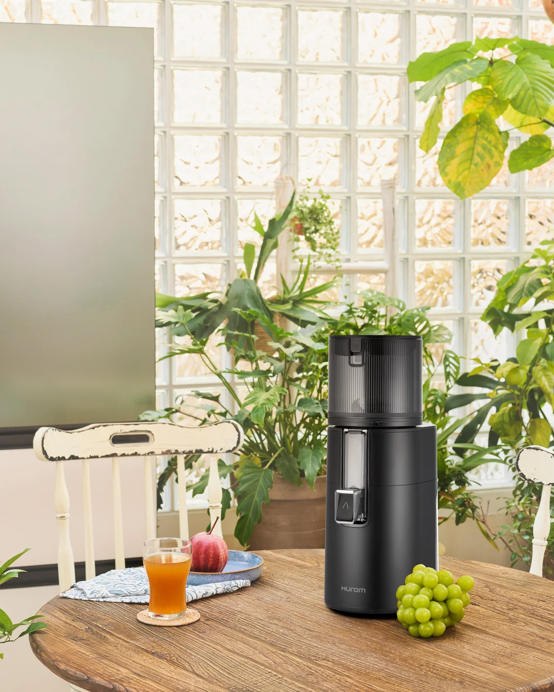 Wyciskarka Hurom H400 w kuchni – przygotowanie świeżego soku bez kompromisów