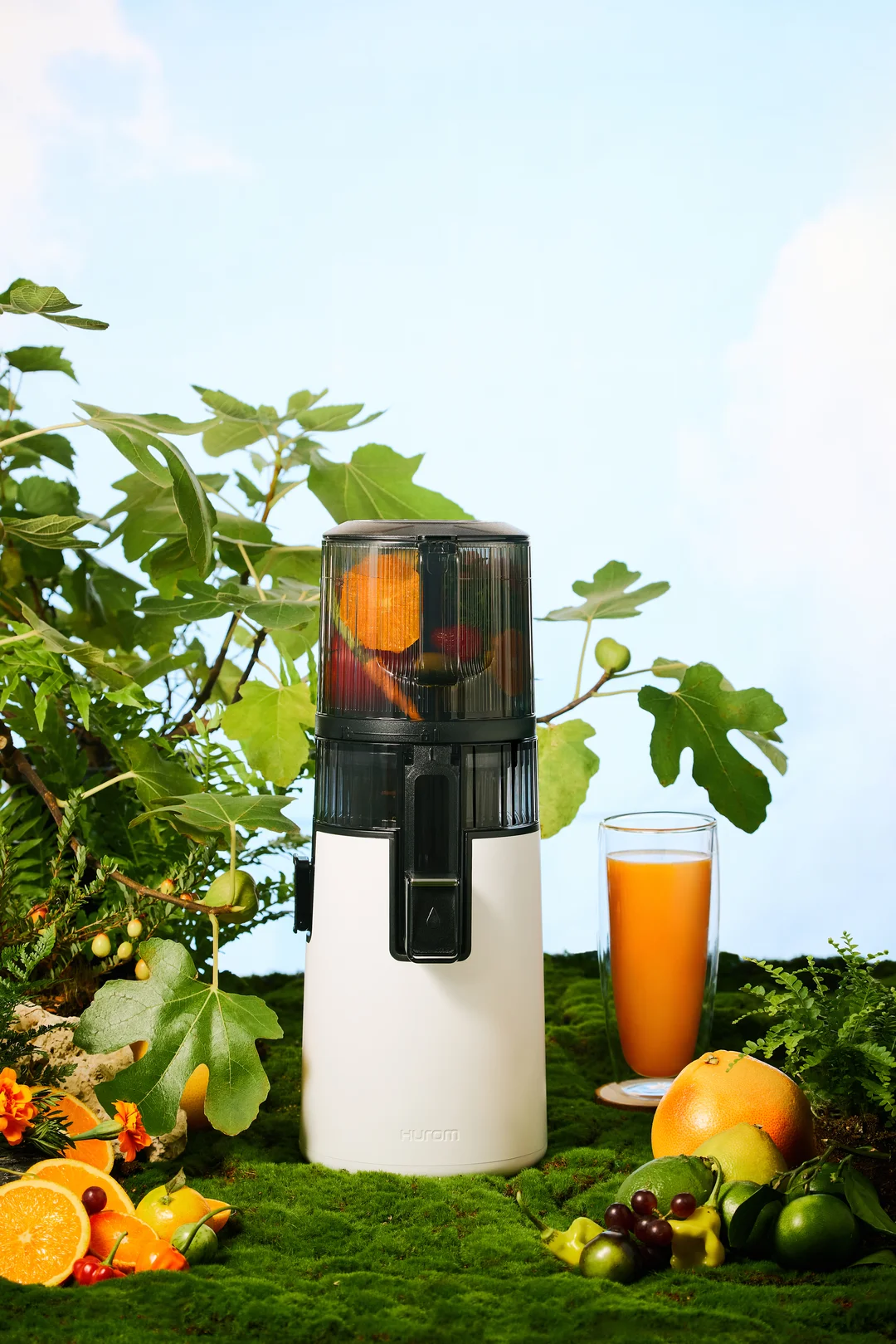 Hurom H70 podczas przygotowania soku warzywnego w lifestylowej aranżacji kuchennej