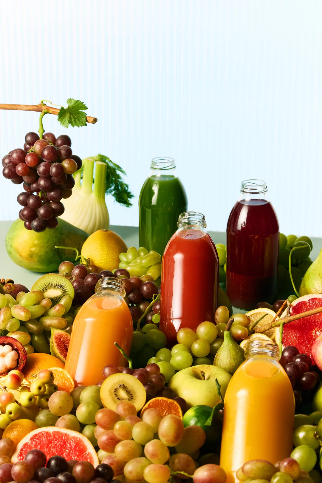 Hurom H70 w minimalistycznej kuchni z gotowym sokiem w szklance