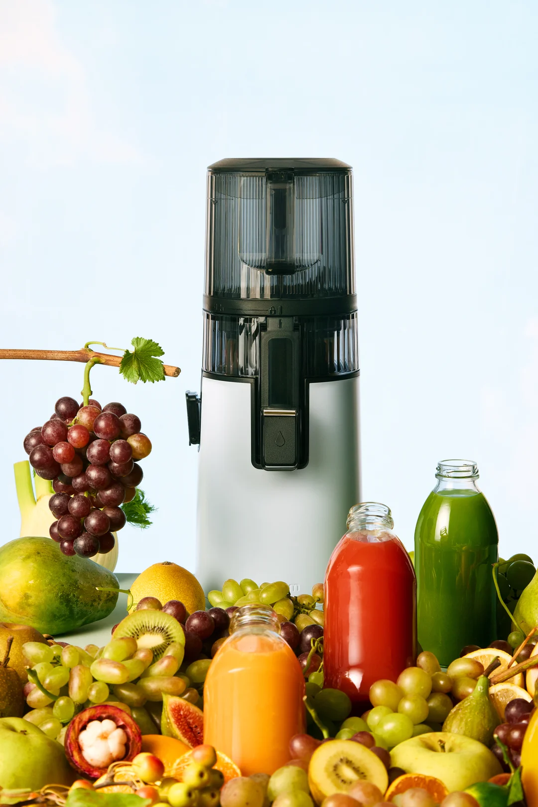 Wyciskarka wolnoobrotowa Hurom H70 oraz świeże owoce na blacie