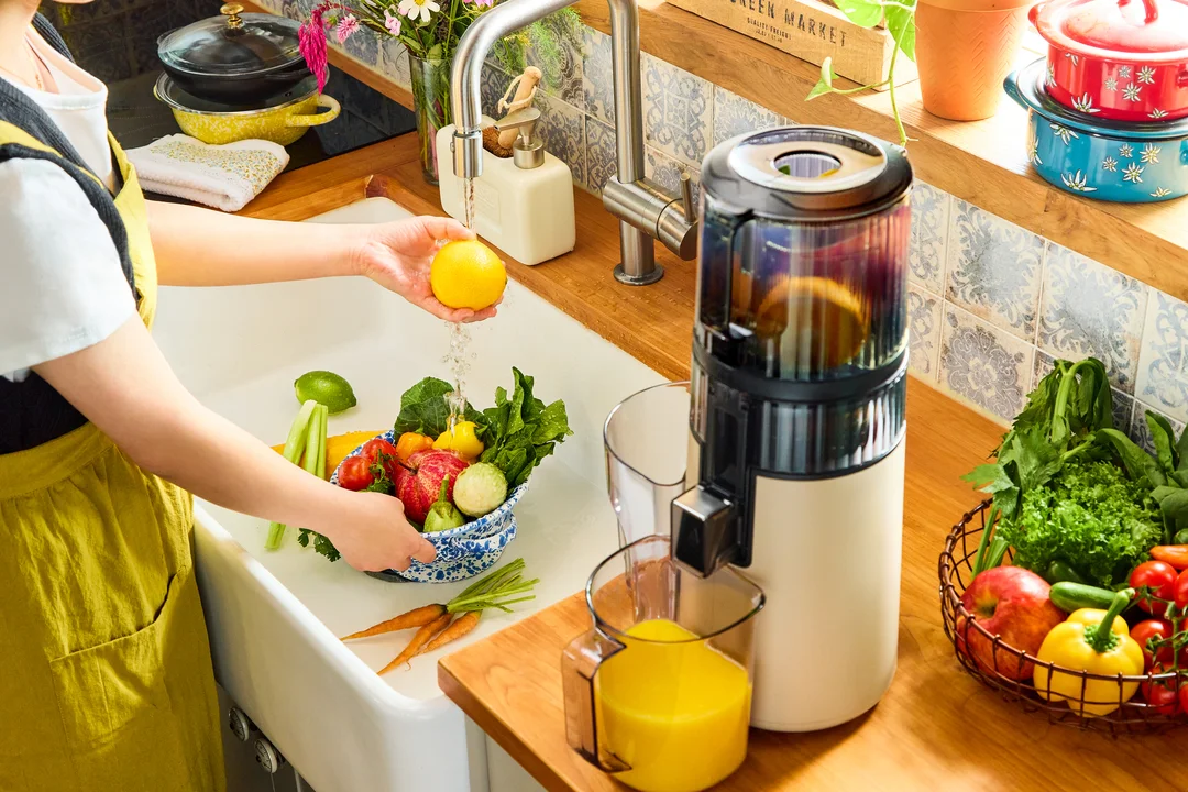 Nowoczesna wyciskarka Hurom H70 w codziennej domowej scenerii