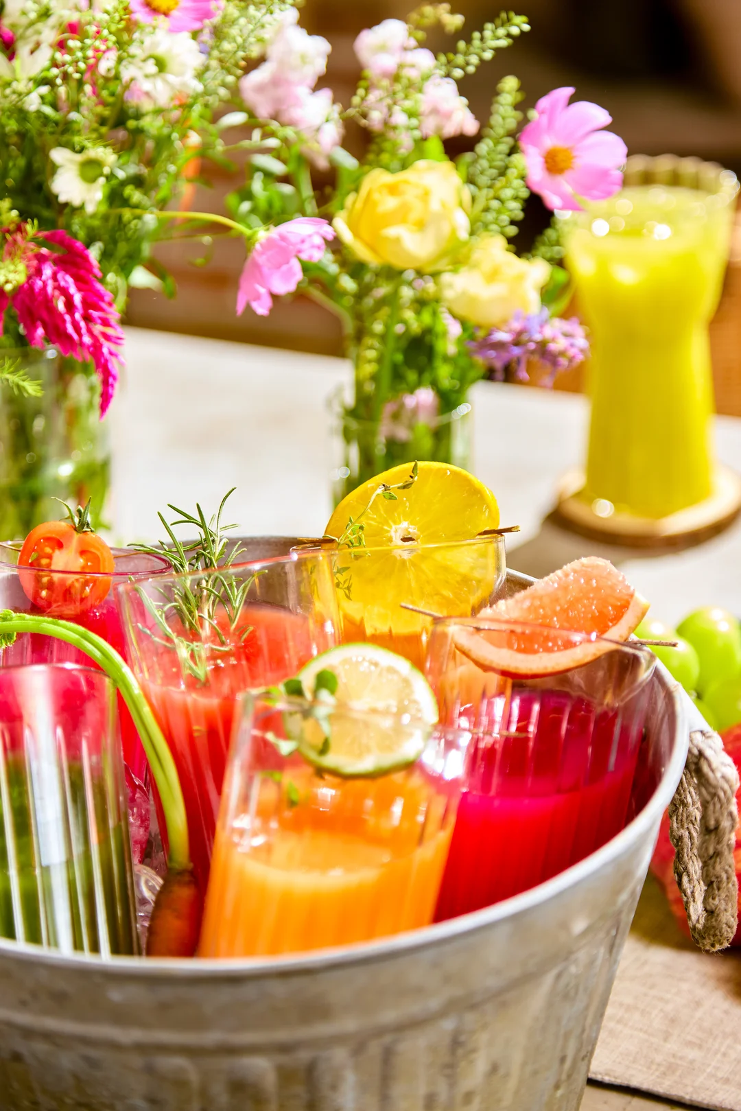 Wyciskarka wolnoobrotowa Hurom H70 w jasnej aranżacji kuchennej