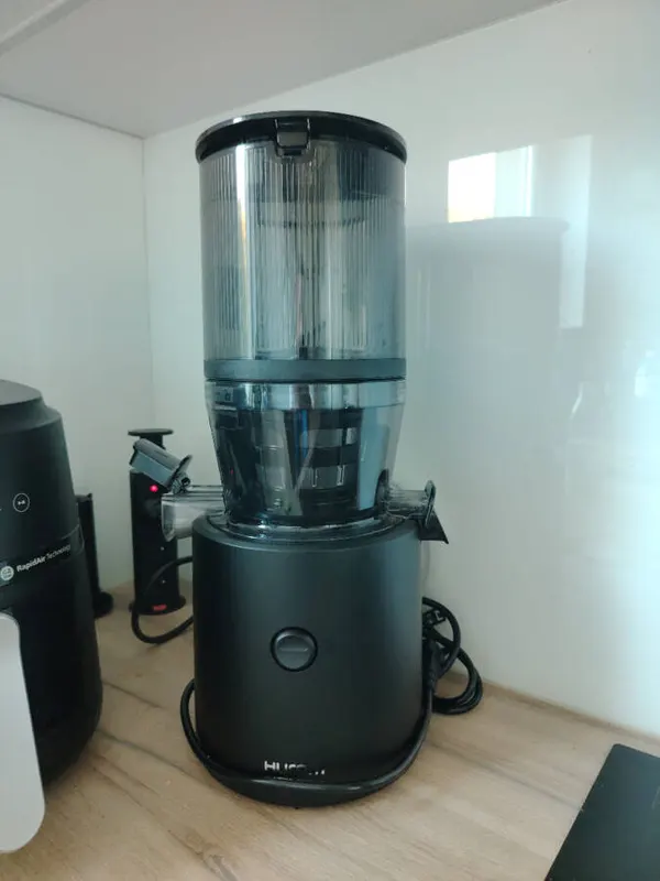 Ciemnozielona wyciskarka Hurom H320N w kuchni klientki