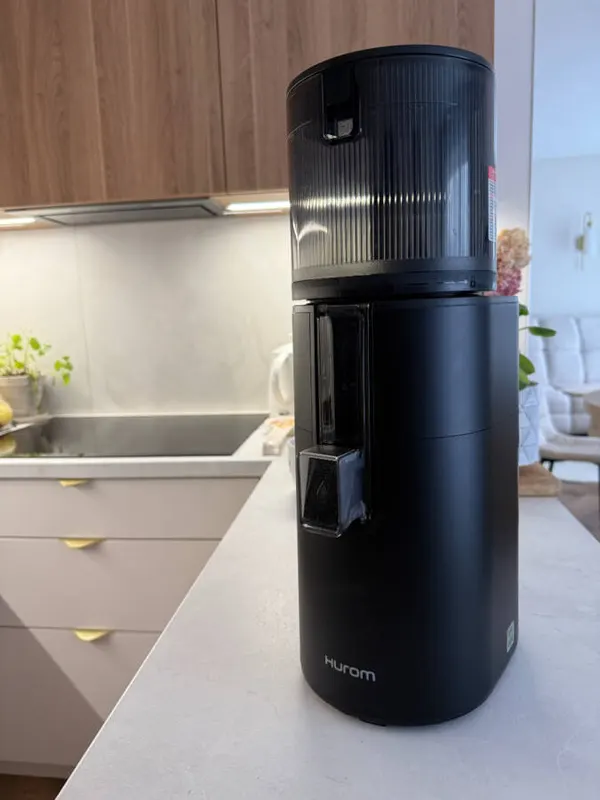 Czarna wyciskarka Hurom H400 w jasnej kuchni klienta