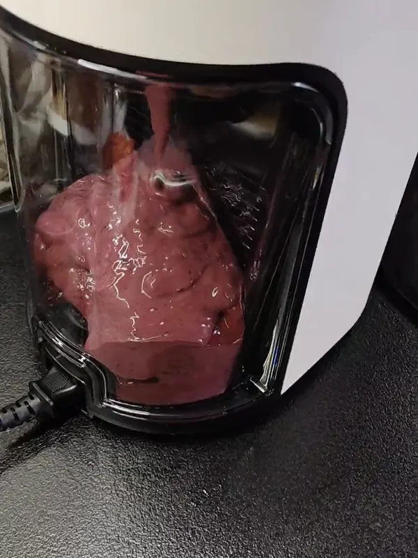 Film klienta: sorbet z mrożonych owoców w komorze wyciskarki Hurom H400