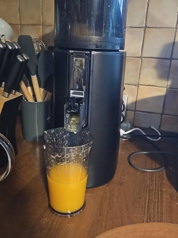 Wyciskarka Hurom H400 i szklanka soku pomarańczowego