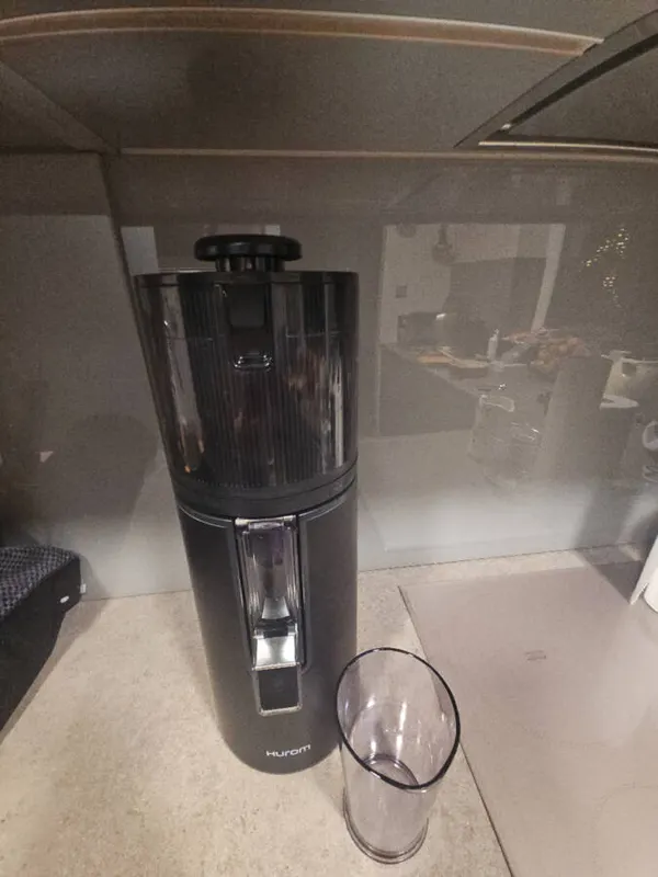 Wyciskarka Hurom H400 na blacie w kuchni klientki