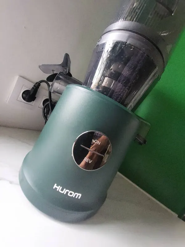 Zielona wyciskarka Hurom H80 ST w kuchni klienta