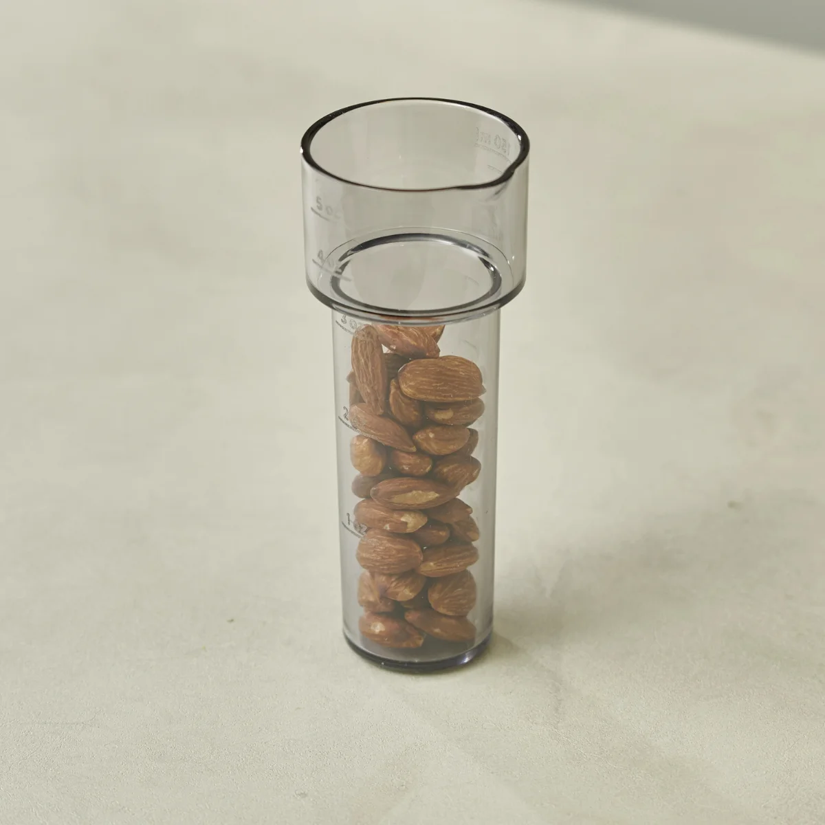 Hurom H80 ST - Popychacz z miarką - przygotowywanie mlaka z migdałów