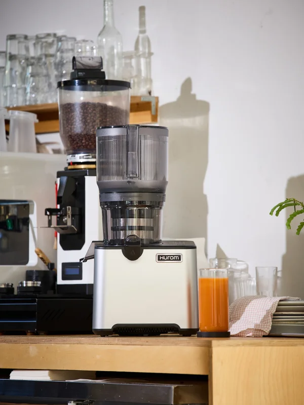 Hurom CP50 w juice barze - profesjonalna wyciskarka do gastronomii HoReCa, świeży sok premium
