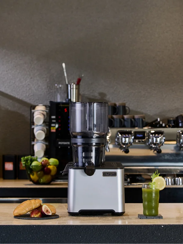 Hurom CP50 w pracy - profesjonalna wyciskarka do gastronomii HoReCa, stalowa konstrukcja klasa IPX1
