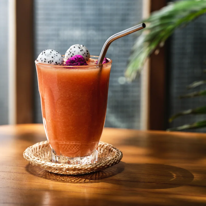 Hurom CP50 - sok premium bez piany serwowany w lokalu HoReCa, wyciskarka wolnoobrotowa do gastronomii