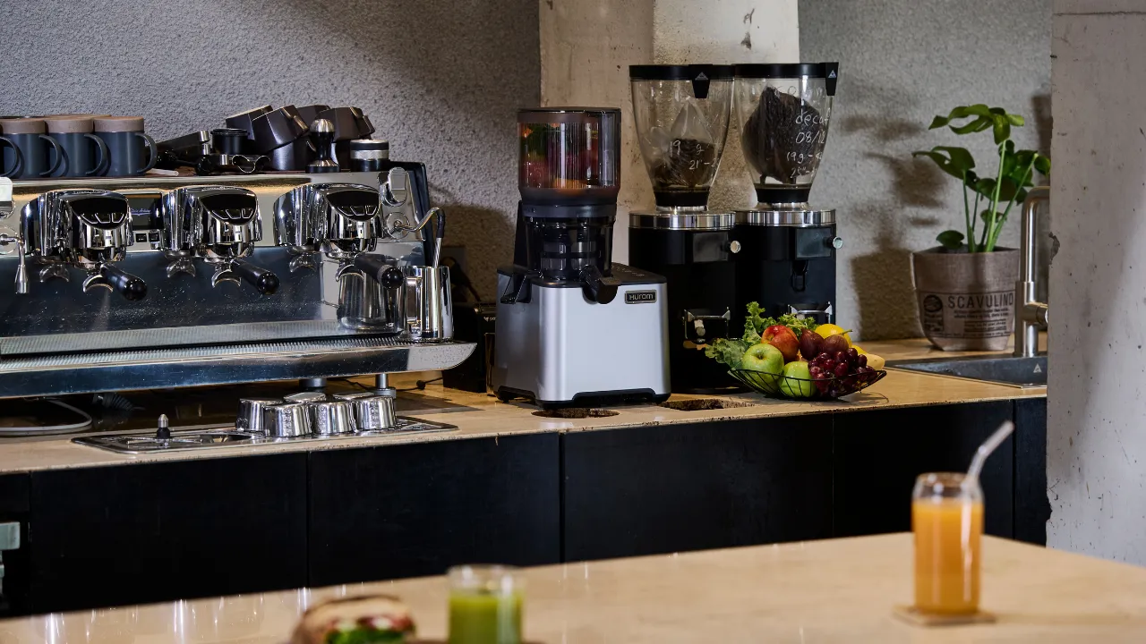 Hurom CP50 w kawiarni - profesjonalna wyciskarka wolnoobrotowa do gastronomii HoReCa