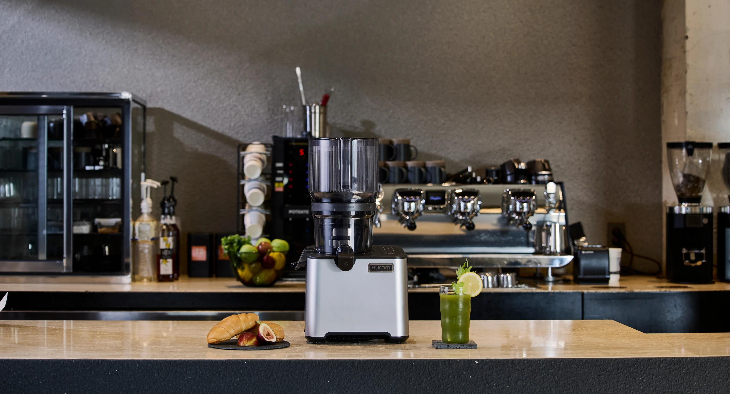 Hurom CP50 w juice barze / kawiarni - profesjonalna wyciskarka HoReCa, sceneria lokalu premium