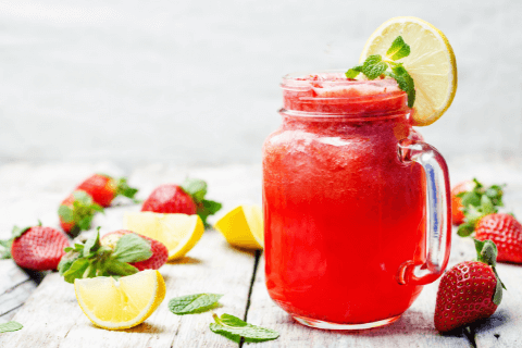 How to prepare lemonade using a squeezer?