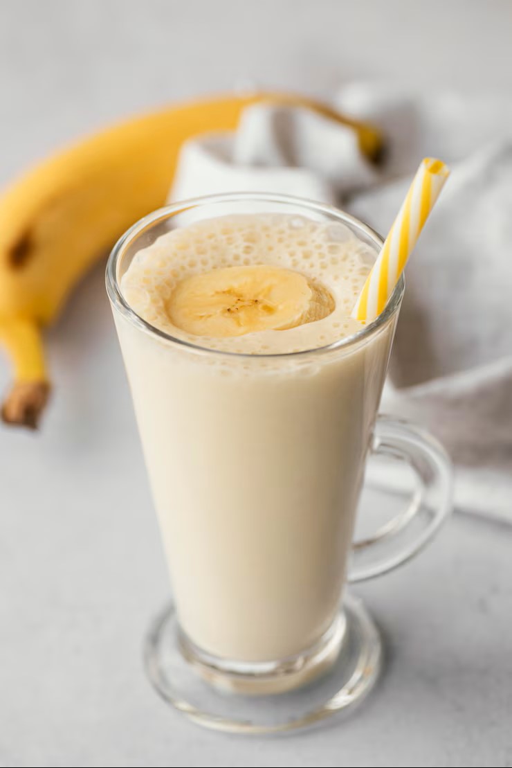 Bananowy koktajl mleczny – przepis i wariacje